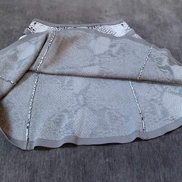 DVF DIANE VON FURSTENBURG grey python snake skirt sz M - Picture 9 of 16